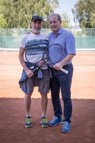 Franz Hochreiter und sein Ersthelfer Johann Rehberger stehen gemeinsam am Tennisplatz wo einst der Notfall eingetroffen ist.