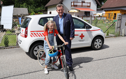 © Foto: wip Cornelius Obonya mit Kind-Darstellerin vor Wagen des Mobilen Hospizes