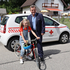 Cornelius Obonya mit Kind-Darstellerin vor Wagen des Mobilen Hospizes