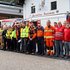 Gruppenfoto mit Vertreterinnen von Rotem Kreuz, Polizei, Freiwilliger Feuerwehr, Bundesheer, Berg-, Höhlen- und Wasserrettung sowie der Bezirkshauptmannschaft Salzburg Umgebung.
