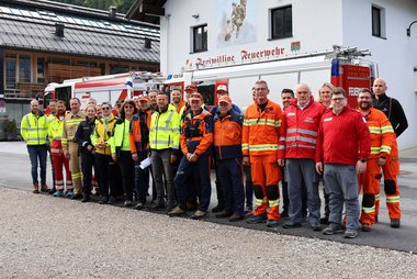 Gruppenfoto mit Vertreterinnen von Rotem Kreuz, Polizei, Freiwilliger Feuerwehr, Bundesheer, Berg-, Höhlen- und Wasserrettung sowie der Bezirkshauptmannschaft Salzburg Umgebung.