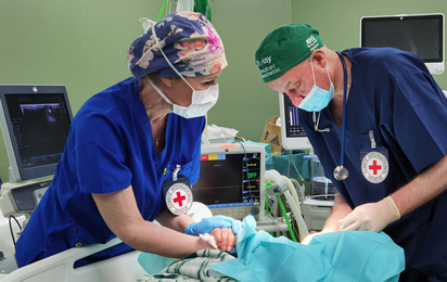 Ärztin und Arzt bei Untersuchung im Krankenhaus in Gaza