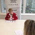 Gesundheits- und Sozialbegleiterin Ingrid Pechmann sitzt am Tisch gegenüber ihrer Klientin