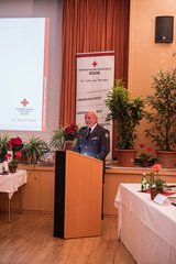 Egon Kleinlercher, Vizepräsident ÖRK LV Tirol und Bezirksstellenleiter steht am Pult bei der Generalversammlung 2024