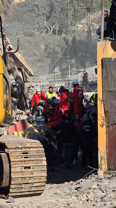 Bergungsarbeiten mit schwerem Gerät.