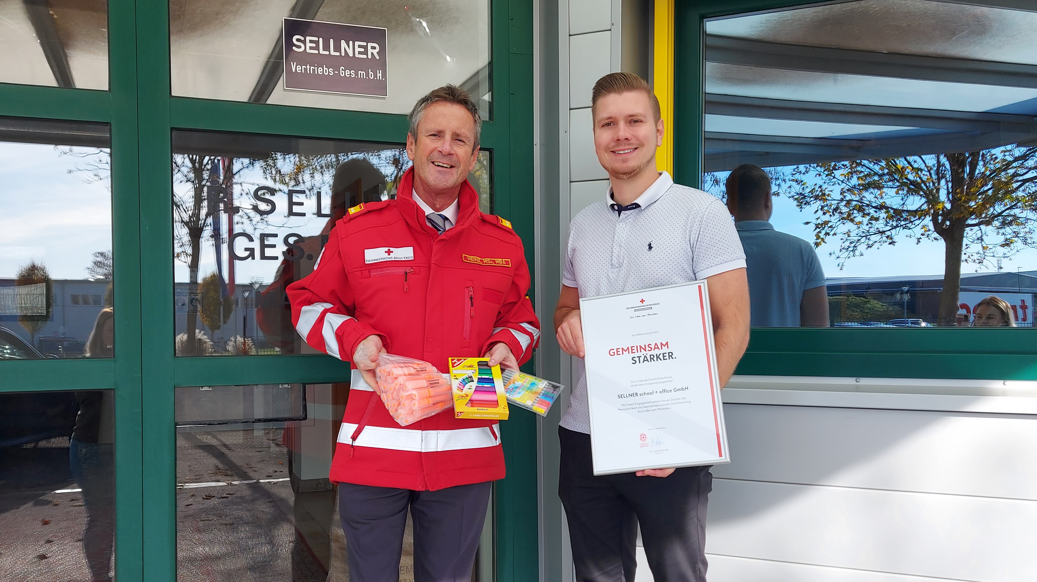 UKoop_Sellner_Lesecoaches - © Firma Sellner Besiegelung der Unterstützung vor der Firmenzentrale