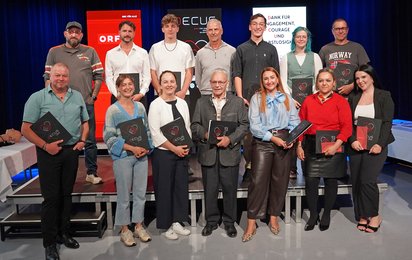 Die Geehrten: (vorne v.l.n.r.) Roland Bereuter, Daniela Hartmann, Karin Burtscher, Georg Fraccaro, Christina Klingauf, Gülsen Nergiz Saskin-Sisman, Nicole Jennifer Hämmerle. (Hinten v.l.n.r.) Rocco Miggiano, Alexander Hartmann, Ege Yasar, Hans Innerhofer, Efe Yasar, Ronja und Armin Boschi.