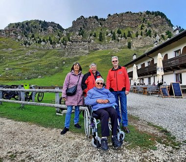 Vier Personen vor einer Berglandschaft