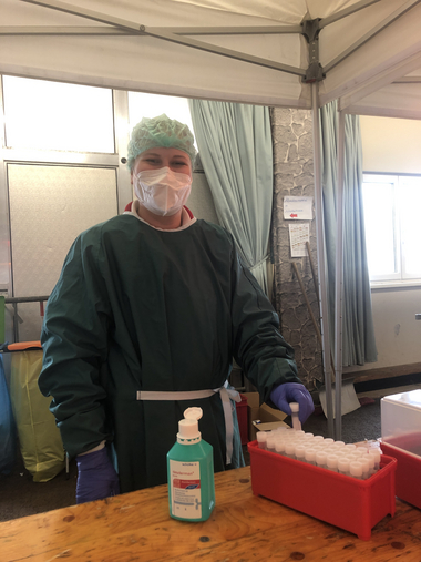 Mitarbeiterin Nina Holzer in der PCR-Teststraße Langenstein
