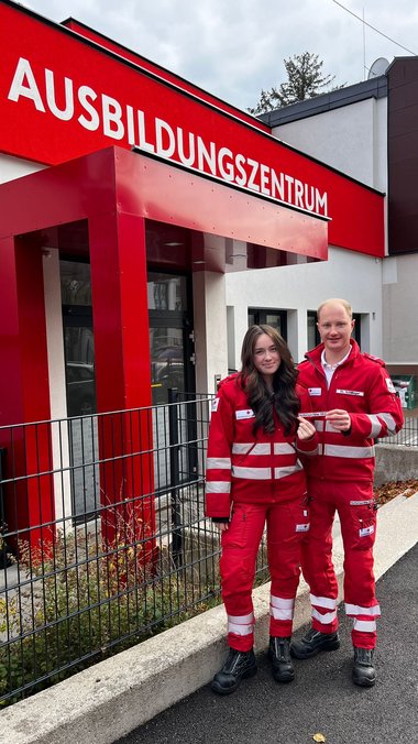 Anna Krupicka und Stefan Schillinger haben unlängst die Tätigkeitsberechtigung "Notkompetenz Arzneimittellehre" erreicht.