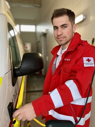Michael steht beim Rettungsauto und bereitet es vor für die nächste Ausfahrt.