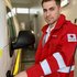 Michael steht beim Rettungsauto und bereitet es vor für die nächste Ausfahrt.