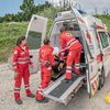 © RK NÖ/Lukas Hürner Drei Sanitäter sind am Notfallort eingetroffen und haben die verletzte Person in den Rettungswagen gebracht.