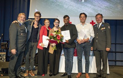 Ehrungsfoto mit Präsident und den Künstler:innen vom Benefizkonzert.