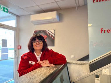 Eva Guttwald in der Ortsstelle Traun, bevor sie in den Dienst startet.