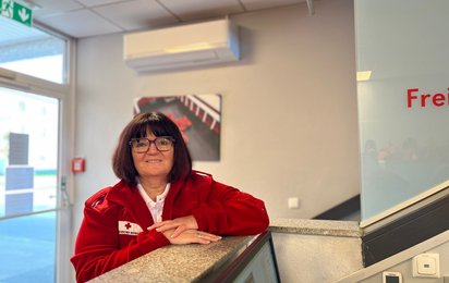 Eva Guttwald in der Ortsstelle Traun, bevor sie in den Dienst startet.