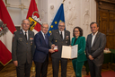 Im Bild: Rotkreuz-Präsident Dr. Werner Aufmesser, Landeshauptmann Wilfried Haslauer, Gerald Herbst aus Straßwalchen (Flachgau), Landesrätin Daniela Gutschi, Landesrat Christian Pewny.
