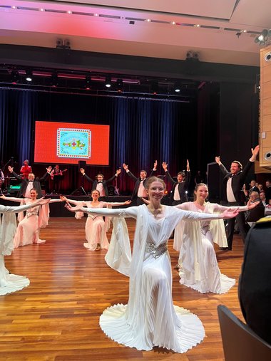Tänzerinnen bei der Eröffnung des Balles.