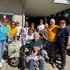 Gruppenfoto von Rosa mit Mitgliedern des Classic Vespa Club Ried im Innkreis und einer alten Vespa