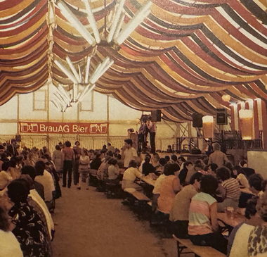 Festliche Stimmung auch im Bierzelt beim Rotkreuz-Volksfest 1984, Innenansicht des gut besuchten Zeltes.