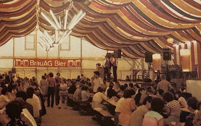Festliche Stimmung auch im Bierzelt beim Rotkreuz-Volksfest 1984, Innenansicht des gut besuchten Zeltes.