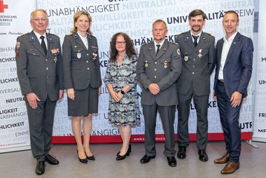 Geehrte mit Repräsentantinnen des Roten Kreuzes Salzburg