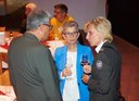 3 Personen sprechen miteinander
