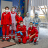 Screening Team in Schutzausrüstung vor dem Christbaum in der Screeningstraße