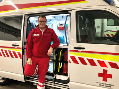 Rettungssanitäter Manuel Pongratz steht vor dem Rettungsauto