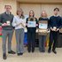 Gruppenfoto mit fünf Schülerinnen der Tourismusschule Klessheim. Sie halten Säckchen mit Kichererbsen, ein kleiner Plakat und einen Karton mit Kichererbsen-Säckchen in Händen.