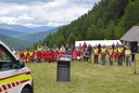 Rotkreuz-Mitarbeiter:innen, Ehrengäste und Unterstützer:innen bei der Fahrzeugsegnung im Lungau auf der Platschalm