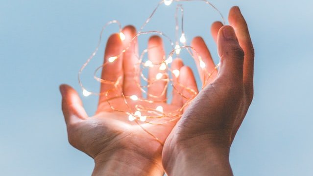 Hände halten Lichterkette