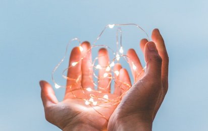 Hände halten Lichterkette