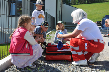 ROKO und die ROKO Kann's Mitarbeiterin besuchen Kinder vom Kindergarten Hirschbach und zeigen ihnen z.B. den Notfallrucksack