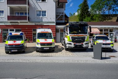 Vier der fünf gesegneten Einsatzfahrzeuge