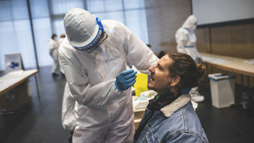 © Österreichisches Rotes Kreuz (ÖRK) / Bogna Bylica Nasenabstrich Antigen-Schnelltest durch Sanitäter