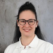 Portraitfoto von Raphaela Dünser BSc MA,Rettungs- und Notfallsanitäterausbildung, Ausbildung der Notkompetenzen, rettungsdienstliche Fortbildungen