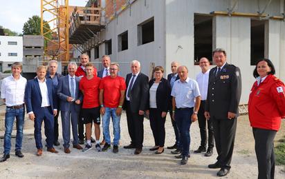 Die Ehrengäste v.l.n.r.: Norbert Nanista, Gregor Eibner, Manfred Korntheuer, Karl Wilfing, Johannes Hiller, Tobias Lugbauer, Christian Steger, Franz Sturmlechner, Franz Wohlmuth, Katharina Wolk, Hermann Katzensteiner, Johann Leitner, Stefan Kerndler, Josef Schmoll und Katrin Wiesinger