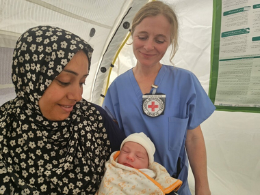 Mutter mit ihrem Neugeborenen im Rotkreuz-Feldspital in Rafah/Gazastreifen