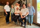 Gruppenfoto der Rotkreuz-Mitarbeiter:innen mit einer Reiseteilnehmerin