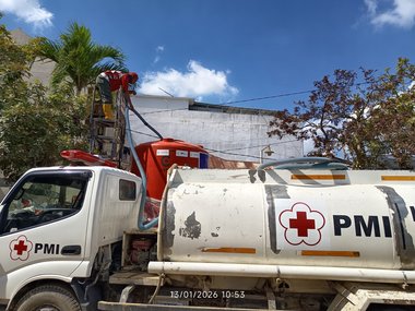 Helfer des Roten Kreues Indonesien im Einsatz beim bereiten und verteilen von Trinkwasser nach einer Flutkatastrophe im August 2025. ©2025-Indonesian Red Cross