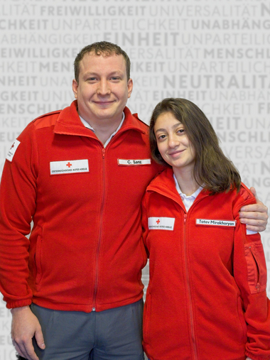 Christoph Sanz von der Bezirksstelle Baden und Tatev Mirakhoryan aus Armenien, die derzeit mit dem Europäischen Solidaritäts Korps ein Jahr als Freiwillige beim Roten Kreuz in Baden verbringt.