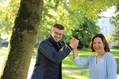 Harald und Martina geben sich die Hände