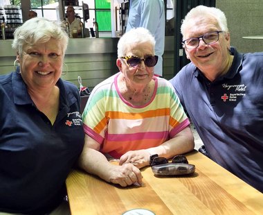 Waltraud und die Mitarbeiter:innen vom Herzenswunsch-Hospizmobil im Restaurant