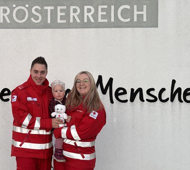 Rotkreuz-Pärchen mit Kind