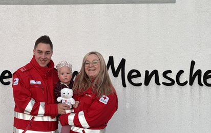 Rotkreuz-Pärchen mit Kind