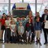 Gruppenbild mit Kindern der Ferienbetreuung Raika Eferding mit Rotkreuzmitarbeitern