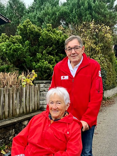 Besuchsdienst-Mitarbeiter Rudi Staufer ist mit Elisabeth Beyer am Weg zum Grab ihres Mannes.