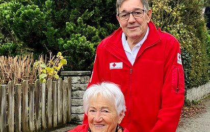 Besuchsdienst-Mitarbeiter Rudi Staufer ist mit Elisabeth Beyer am Weg zum Grab ihres Mannes.