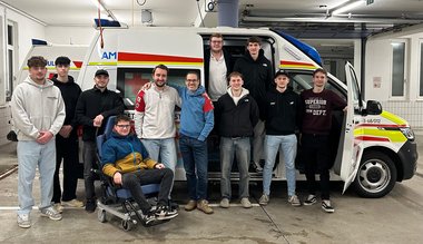 10 Zivildiener und 1 FSJ´ler stehen in der Garage vor einem Rettungswagen, gemeinsam mit vertreten der Bezirksstelle und dem Zivildienstsachbearbeiter Daniel Höller